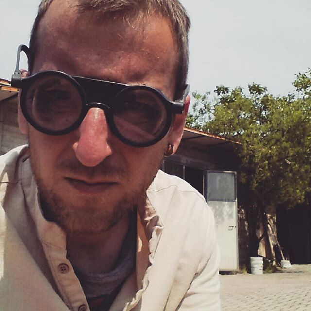 Marco Angelini con gli occhiali da laboratorio.